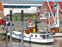 Der Hafen im Herzen Ditzums ist nicht weit von unserem Ferienhaus entfernt Das Bild zeigt den Hafen der nicht weit von den Ferienhäusern entfernt ist.
