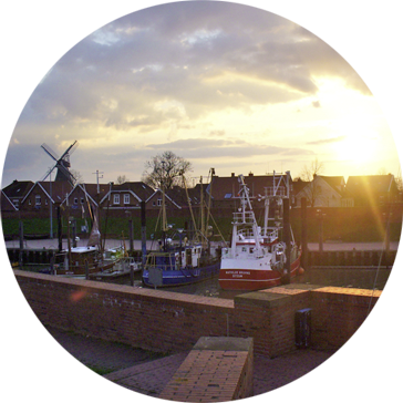 Malerischer Sonnenuntergang am Hafen von Ditzum Hafen von Ditzum