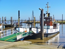 Der FĂ€hranleger am traditionellen Hafen von Ditzum. FĂ€hranleger am Hafen von Ditzum